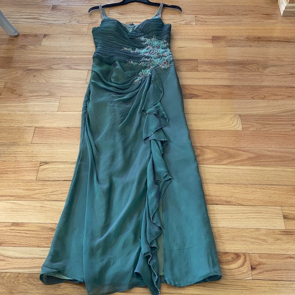 Beautiful long Green formal dress. Jean DE LYS.